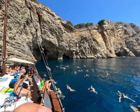 Excursão de Goleta Pirata pelas Ilhas Medes: Snorkel e visita às Cavernas