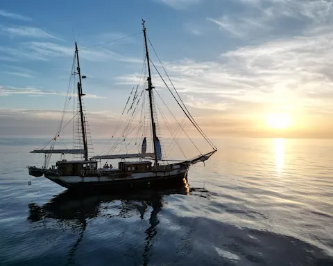 Tour al Atardecer en Velero Histórico con Tapas y Vino en Palma de Mallorca