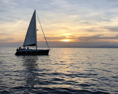 Tour privado en velero por la costa de Barcelona y Sitges