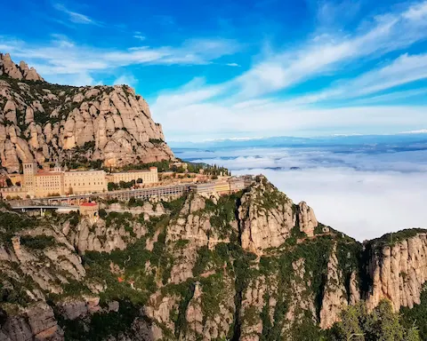 Tour privado de senderismo y visita a Montserrat