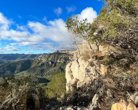 Rota pela Serra de Llaberia e Cristas de Seda com vista para o Mediterrâneo