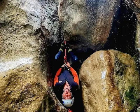 Der Schwarze Loch: Abenteuer-Canyoning und natürliche Pools