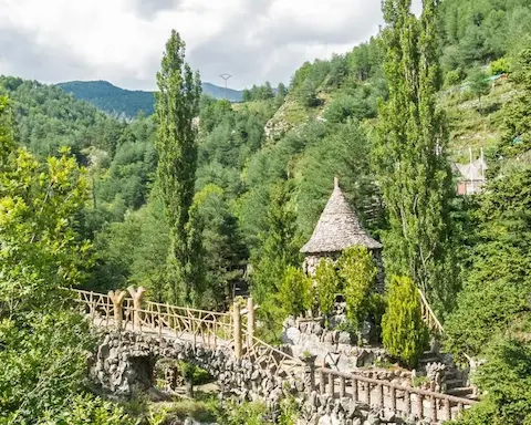Escapada de senderismo en los Prepirineos: naturaleza, montañas y aventura