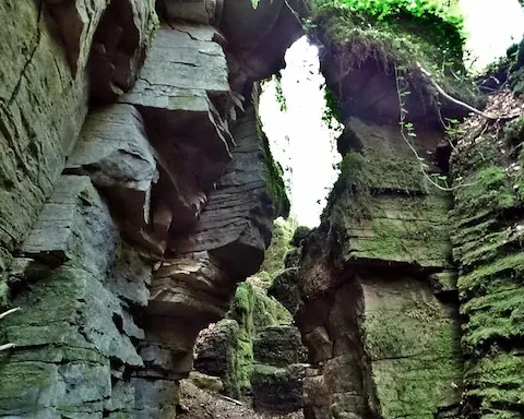 Wanderung zum Salt de Sallent und Les Escletxes de la Freixeneda: Wandern zwischen Wasserfällen und riesigen Spalten.