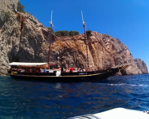 Islas Medas al Completo: Goleta Pirata, Snorkel y Cuevas Secretas